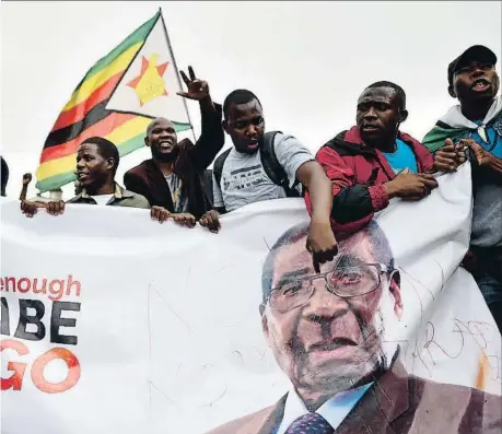  ?? -/AFP ?? Miles de personas, con banderas nacionales y pancartas, pidieron ayer en Harare la caída de Mugabe