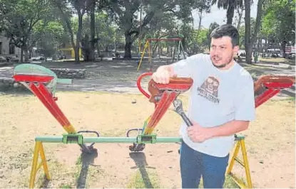  ?? (ANTONIO CARRIZO) ?? Plaza Rucci. Juan Carlos Cangiano había reparado los juegos de este espacio, pero los rompieron.