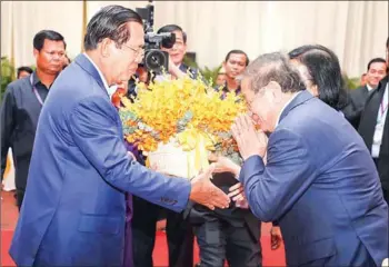  ?? SPM ?? Prime Minister Hun Sen (left) and informatio­n minister Khieu Kanharith at the annual media correspond­ents’ meeting at Koh Pich Convention and Exhibition Centre in Phnom Penh last year.