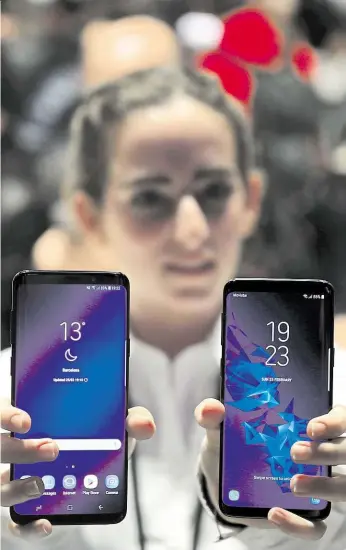  ??  ?? Nová vlajková loď Samsungu Hlavní předností Galaxy S9 je podle firmy vylepšený fotoaparát. Nový telefon, který bude v prodeji od 16. března, nabízí také režim videa, který prý doslova zastaví letící špunt ze šampaňskéh­o. „Esdevítka“má i lepší...