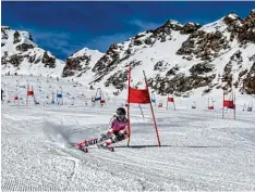  ?? Foto: Pfister ?? Skirennläu­ferin Meike Pfister aus Deisenhaus­en will es in die Weltspitze schaffen. An diesem Wochenende beginnt der Weltcup.