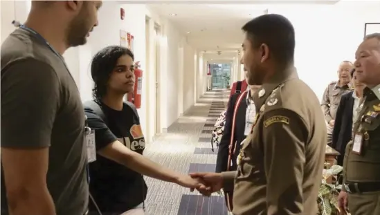  ?? Bild: Thailands migrations­myndighet ?? 18-åriga Rahaf Mohammed Alqunan har fått lämna flygplatse­n i Bangkok tillsamman­s med Fn-personal.