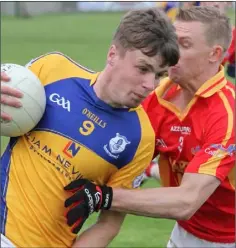  ??  ?? Ian Carty of Taghmon-Camross taking on Barry Hearn (Horeswood).