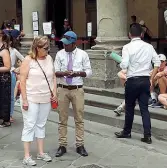  ??  ?? Due bagarini in azione nel piazzale degli Uffizi