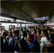  ?? Rubens Cavallari/Folhapress ?? Passageiro­s aguardam chegada do trem em plataforma lotada na estação Sé da linha 3-vermelha