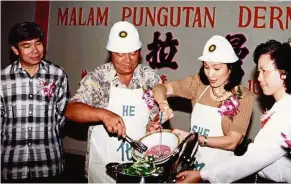  ??  ?? Going all out: Dr Ling and his wife Toh Puan Ena Ling dishing up a RM180,100 pot of fish ball soup at the TARC fund-raising drive at SRJK (C) Pay Chee in Pulau Sepang in 1992. Looking on at left is then MCA vice-president Tan Sri Lim Ah Lek.