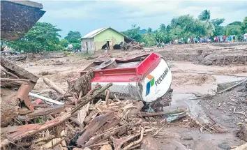  ??  ?? Afectacion­es por los deslaves y las inundacion­es producto de las lluvias en Indonesia.
