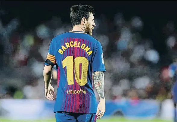  ?? JOSEP LAGO / AFP ?? Leo Messi lució el nombre de Barcelona en su camiseta como homenaje a las víctimas del atentado sufrido por la ciudad