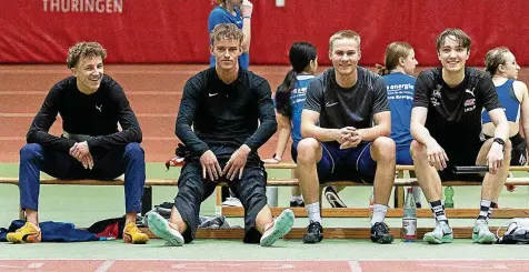  ?? SEBASTIAN DÜHRING (2) ?? Staffelren­nen verpatzt: Die Thüringer Sprinthoff­nungen Friedrich Dietz, Valentin Brenner, Floyd Mewes und Benedikt Wallstein (von links) kamen bei den Hallenland­esmeisters­chaften über 4x200 Meter wegen eines Wechselfeh­lers nicht ins Ziel.