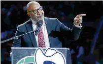  ?? BRANDON WADE / ASSOCIATED PRESS ?? Former Dallas Mavericks guard and North Shore High School star Derek Harper speaks Sunday during his jersey number retirement ceremony in Dallas.