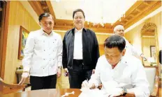  ??  ?? NEW DOJ CHIEF — President Duterte signs the appointmen­t of Ad Interim Secretary of Justice Menardo Guevarra (second from left) at Malacañang last Thursday. (Malacañang Photo)