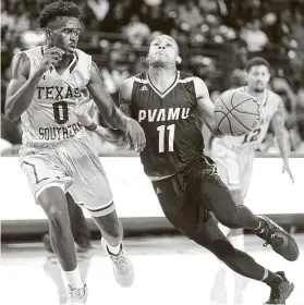  ?? Melissa Phillip / Staff photograph­er ?? Yahuza Rasas and Texas Southern will face Dewayne Cox and Prairie View A&M on Monday. Neither team has played since late December because of virus issues.