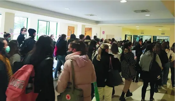  ?? TWITTER ?? Unos alumnos acuden a un examen en la Universida­d de Córdoba