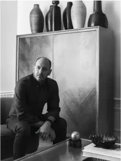  ??  ?? Arriba: retrato de Luis Laplace en su departamen­to de París que diseñó el mismo. En página opuesta: visión de conjunto del gran salón de Casa Michelena con una mezcla de mobiliario de Laplace y de Galerie Downtown (París).