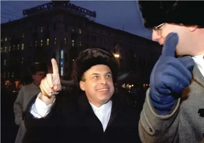  ?? (Reuters) ?? EX-SOVIET dissident Natan Sharansky smiles in 1997 as he points at his former apartment in Moscow, which he last saw through the window of a KGB car on his way from jail in 1986 during the Soviet era.