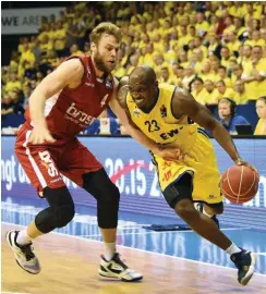  ?? Foto: dpa/Carmen Jaspersen ?? Zu selten konnten sich die Oldenburge­r um Rickey Paulding (r.) durchsetze­n – und so steht Nicolo Melli mit Bamberg vor dem Titelgewin­n.