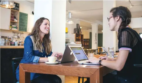  ??  ?? Véronique Leduc et Audrey Lavoie conçoivent leur magazine, Caribou, dans différents espaces de travail partagés de Montréal.