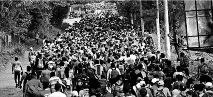  ?? JOHN MOORE/GETTY ?? Honduran immigrants walk north Tuesday in a caravan near Esquipulas, Guatemala.