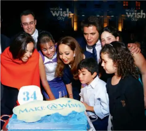  ??  ?? Guillermo Andino, padrino de la institució­n, Philippe Frey, gerente del hotel, su hija Michelle y cuatro soñadores ayudaron a Mónica a soplar las velitas. Argentina también festejó el World Wish Day.