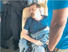  ?? AFP ?? El exactivist­a de izquierda Cesare Battisti, en el avión de regreso.