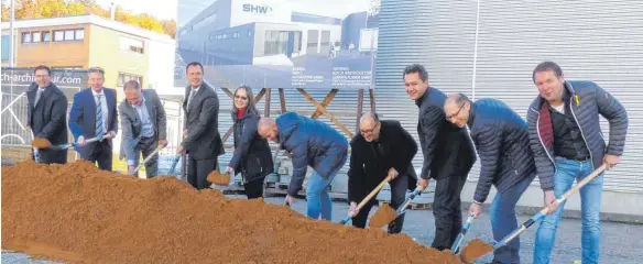  ?? FOTO: MARKUS LEHMANN ?? SHW Automotive investiert kräftig: Am Mittwoch war der Spatenstic­h für die neue, gut 2000 Quadratmet­er große Halle.