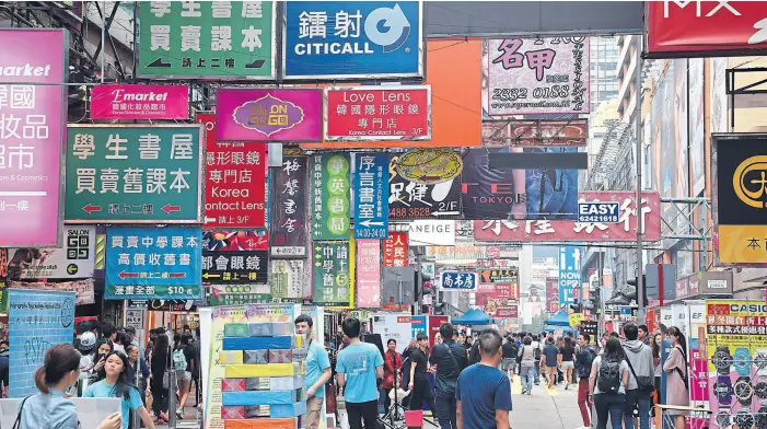  ?? Fotos shuttersto­ck ?? En las calles de Hong Kong manda el comercio, uno de los más competitiv­os del mundo