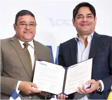  ?? ?? Francisco Camacho y Guillermo Herrera presentan el texto del acuerdo entre República Dominicana y Colombia.