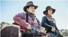  ?? JAMES MINCHIN / NETFLIX ?? Merritt Wever i Michelle Dockery a Godless