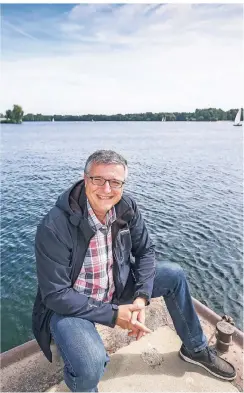  ?? RP-FOTO: HANS-JÜRGEN BAUER ?? Geschäftsf­ührer Peter von Rappard am Unterbache­r See, der eine „ausgezeich­nete“Wasserqual­ität hat.