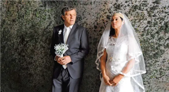  ?? Foto: Weltkino ?? Der Milchmann und die geheimnisv­olle Italieneri­n: Emir Kusturica und Monica Bellucci spielen ein Brautpaar, das jede Menge haarsträub­ender Abenteuer erlebt.