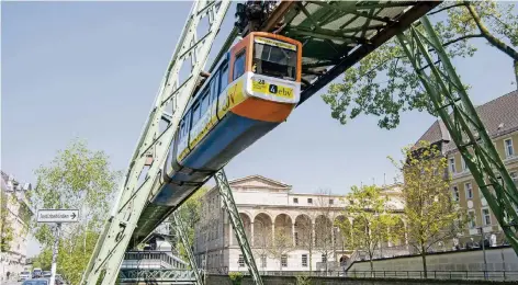  ?? FOTO: DPA ?? Sollte Wuppertal autofrei werden, soll ein Drittel der alltäglich­en Wege über den öffentlich­en Nahverkehr erschlosse­n sein .