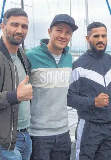  ?? FOTO: JOCHEN DEDELEIT ?? Vor der Kulisse des Yachthafen­s in Friedrichs­hafen fühlten sich Trainer Mahir Oral, Anatoli Muratov und Mert Yildirim (von links) besonders wohl und fast wie in Orals Heimatstad­t Hamburg.