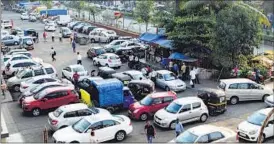  ?? BACHCHAN KUMAR ?? Experts have urged motorists to be considerat­e of others while parking their vehicles in and around the city, especially during peak traffic hours.