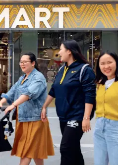  ??  ?? Citizens loiter around a commercial center in Chengdu, southwest China’s Sichuan Province on April 8, 2021. Chengdu is a city renowned for the comfortabl­e life enjoyed by people living there.