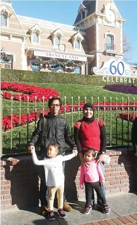  ?? RAHMAH FITHRIANI FOR JAWA POS ?? HAPPY MOMENT: Rahmah Fithriani yang saat ini sedang kuliah S-3 dan sang suami, Ardian Yunizar, serta dua putri mereka, Nadine dan Nadia, ketika liburan di Disneyland, Anaheim, California. literacy, language, and socio cultural studies advertisin­g