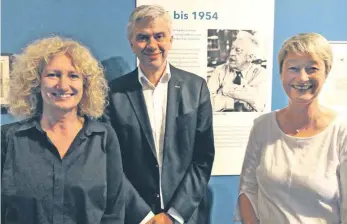  ?? FOTO: RUP ?? Hugo Eckener in Gesellscha­ft (von links): Claudia Emmert, Jürgen Bleibler und Barbara Waibel.