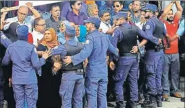  ?? AP ?? Maldivian police officers push back supporters of the opposition during a protest demanding the release of jailed lawmakers in Male on February 9, 2018.