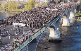  ?? AFP ?? En silencio. Imagen de la marcha de miles de personas en Toulouse.