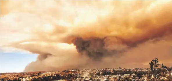  ??  ?? ► El incendio afectó un predio privado, cuyas llamas se extendiero­n hacia sectores poblados en Quilpué.