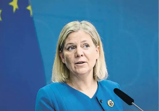  ?? HENRIK MONTGOMERY / EFE ?? Magdalena Andersson, primera ministro sueca, ayer ante los medios para anunciar la petición de ingreso en la OTAN