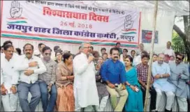  ?? PRABHAKAR SHARMA/HT PHOTO ?? Congress workers at a protest meet to denounce the completion of four years of Modi government, in Jaipur on Saturday.