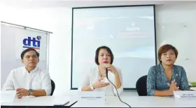  ?? / AMPER CAMPAÑA SUNSTAR FOTO ?? LOCATION, LOCATION. DTI Cebu Director Ma. Elena Arbon (center) says Geopik, headed by co-founder John Ryan Loyloy (left) will make it easier to locate business establishm­ents.