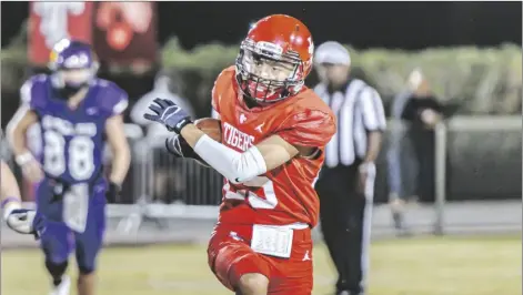  ?? PHOTO VINCENT OSUNA ?? Imperial High’s wide receiver Dominic Suarez runs the ball during a football game against Southwest High on Friday in Imperial.