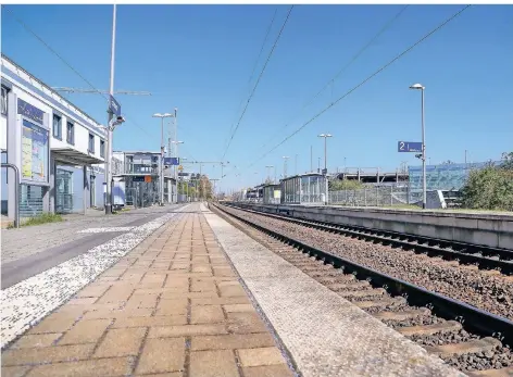  ??  ?? Auch auf Oberfläche­n am Erkelenzer Bahnhof soll der Speziallac­k aufgetrage­n werden.