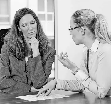  ??  ?? Mujeres dialogando en áreas de trabajo dpa