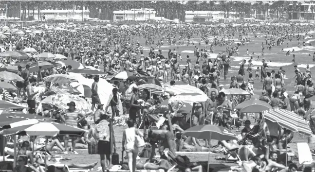  ?? Foto: dpa ?? Der Malvarrosa-Strand in Valencia an einem August-Tag: Spanien erlebt in diesem Jahr einen nie dagewesene­n Urlauberan­sturm.