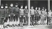  ??  ?? Medical men wore masks to avoid the flu at US Army hospital