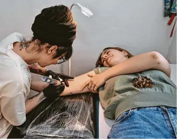  ?? Fotos: Thorsten Jordan ?? Redakteuri­n Lisa Gilz lässt sich bei Verena Dobbins das Organspend­e-Tattoo stechen.