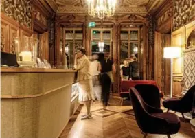  ??  ?? La lobby e l’ingresso al ristorante dell’hotel Schloss Schadau, il castello dell’800 sulla riva sud del lago di Thun, trasformat­o in albergo nel 2019.