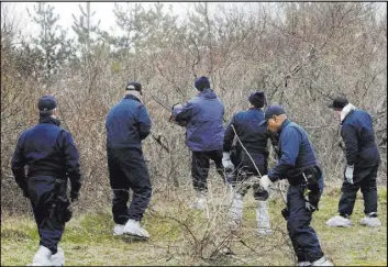  ?? Seth Wenig The Associated Press ?? Emergency personnel use a chain saw April 11, 2011, to search through the brush for human remains near Jones Beach in Wantagh, N.Y.